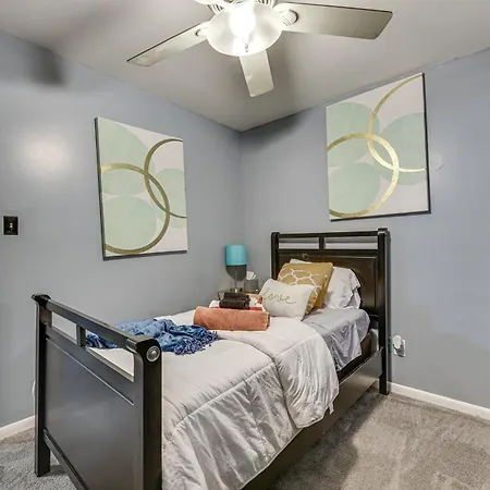 North Carolina Abode With Fire Pit, Near Theme Parks Holiday home