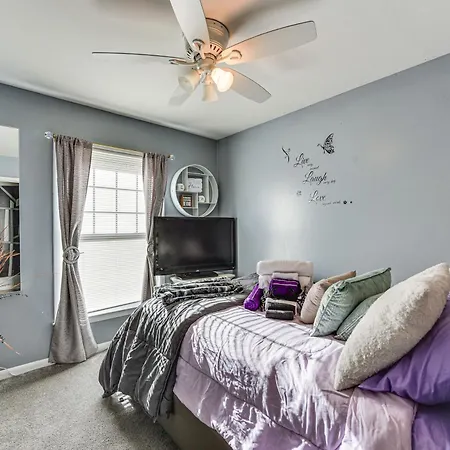 North Carolina Abode With Fire Pit, Near Theme Parks Holiday home Charlotte