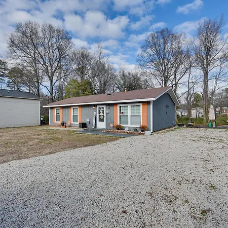 North Carolina Abode With Fire Pit, Near Theme Parks Holiday home Charlotte