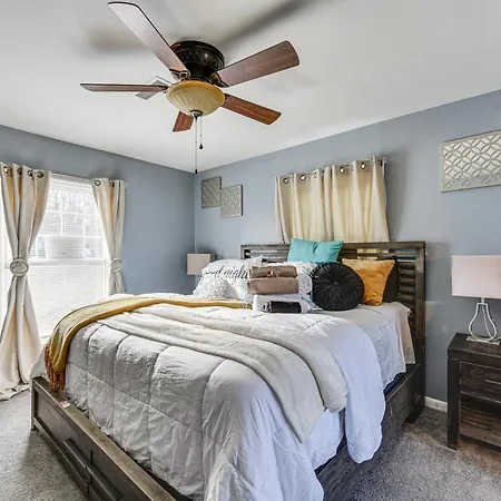 North Carolina Abode With Fire Pit, Near Theme Parks Holiday home