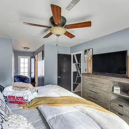 Holiday home North Carolina Abode With Fire Pit, Near Theme Parks *