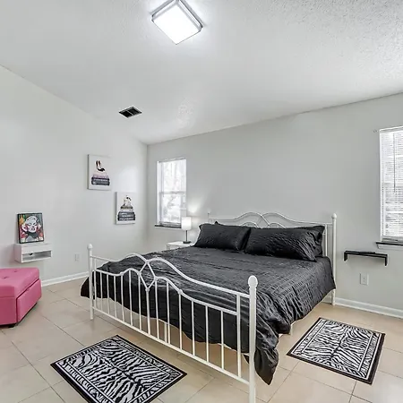 Glam House W King Bed Hot Tub *