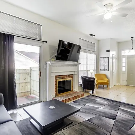 Glam House W King Bed Hot Tub Holiday home *
