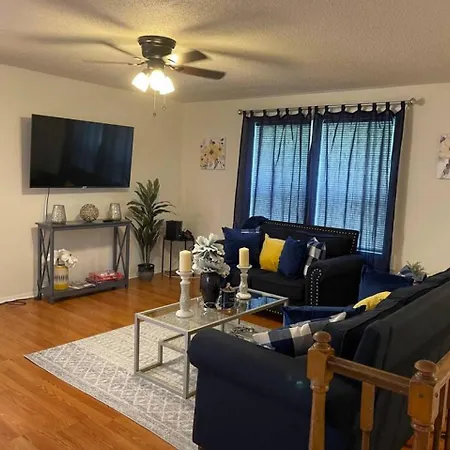 Family & Group Friendly 4Br | 10 Min To Uptown | Pets Ok Holiday home *