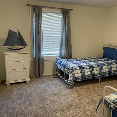 Family & Group Friendly 4Br | 10 Min To Uptown | Pets Ok