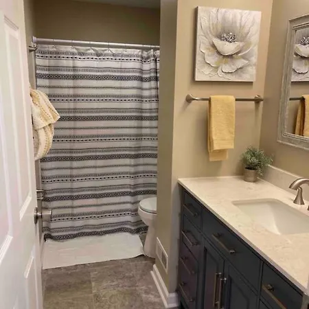 Holiday home Family & Group Friendly 4Br | 10 Min To Uptown | Pets Ok *