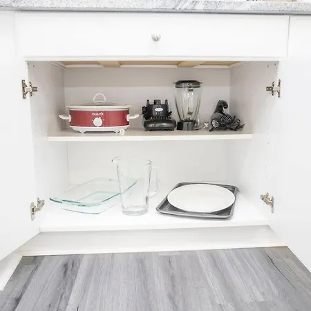 Cozy Home, 10 Minutes From Downtown Villa *