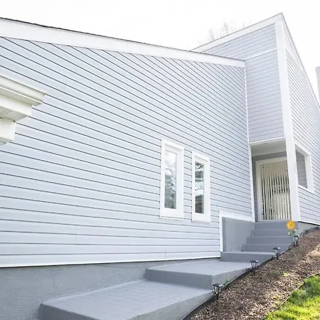 Cozy Home, 10 Minutes From Downtown
