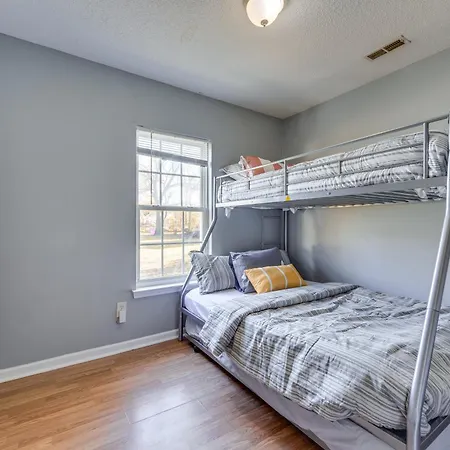Uptown Townhome W/ Patio & Yard! Holiday home Charlotte