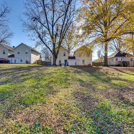 Uptown Townhome W/ Patio & Yard! Holiday home