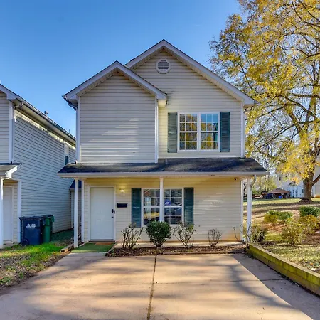 Holiday home Uptown Townhome W/ Patio & Yard! *