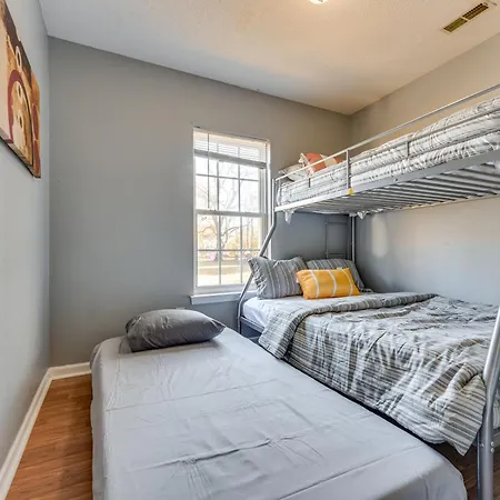 Uptown Townhome W/ Patio & Yard! Holiday home Charlotte