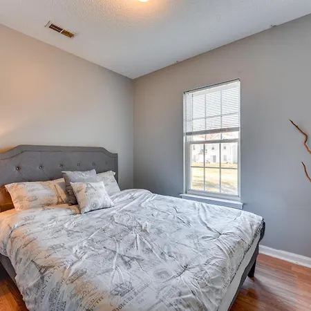 Uptown Townhome W/ Patio & Yard! * Charlotte