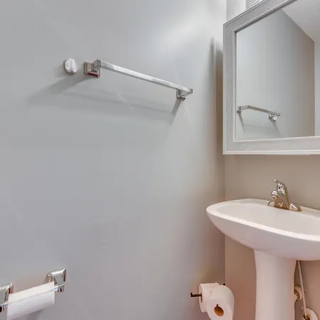 Uptown Townhome W/ Patio & Yard! Holiday home *