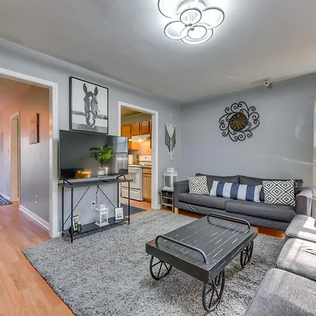 Uptown Townhome W/ Patio & Yard! Holiday home