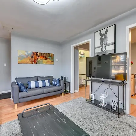 Holiday home Uptown Townhome W/ Patio & Yard! *