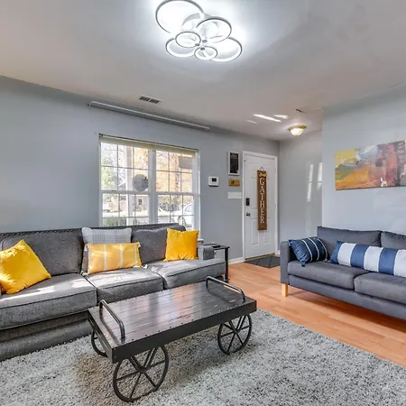 Holiday home Uptown Townhome W/ Patio & Yard! Charlotte