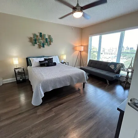Spacious 2 Bedroom 2 Bathroom With Balcony In Uptown Charlotte! Views & Free Parking! Apartment