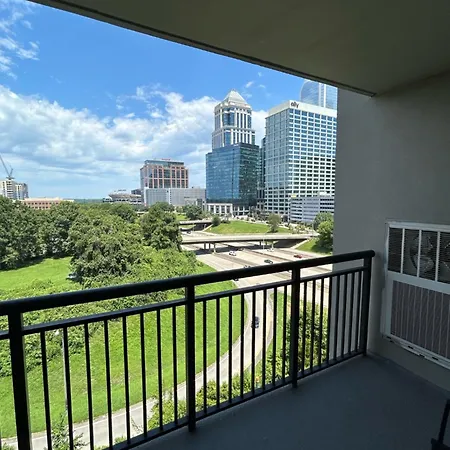 Spacious 2 Bedroom 2 Bathroom With Balcony In Uptown Charlotte! Views & Free Parking! Apartment Charlotte