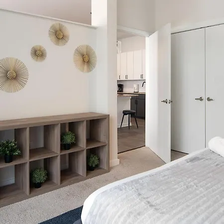 Uptown 1st Ward Corner Unit Superior 2bd Apartment *