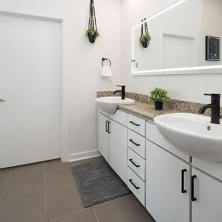 Uptown 1st Ward Corner Unit Superior 2bd Apartment