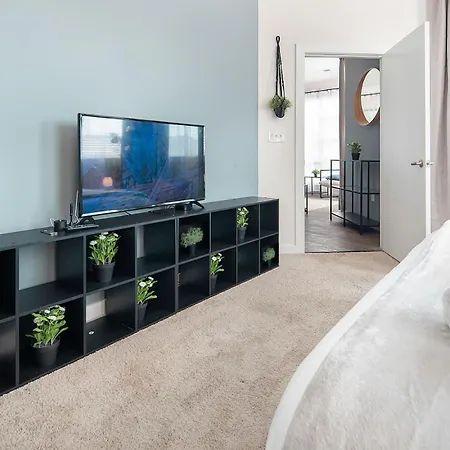 Uptown 1st Ward Corner Unit Superior 2bd