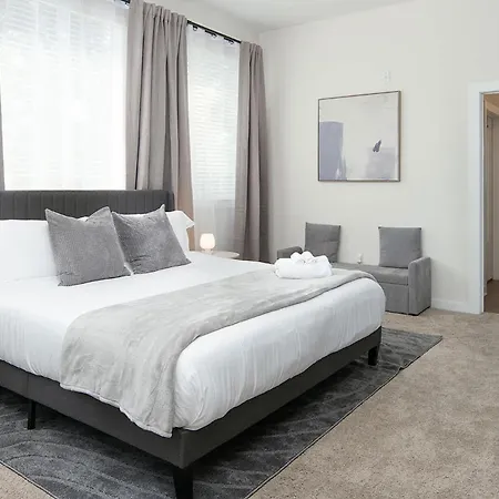 Apartment Uptown 1st Ward Corner Unit Superior 2bd