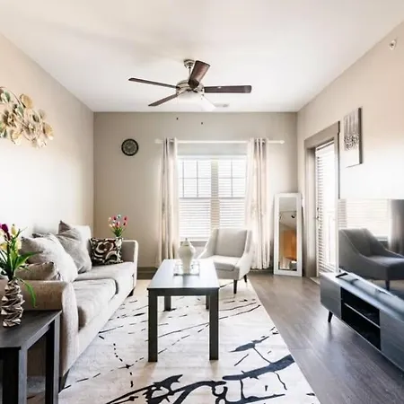 Uptown And Adventures With Pool, Bars & Shops Apartment *
