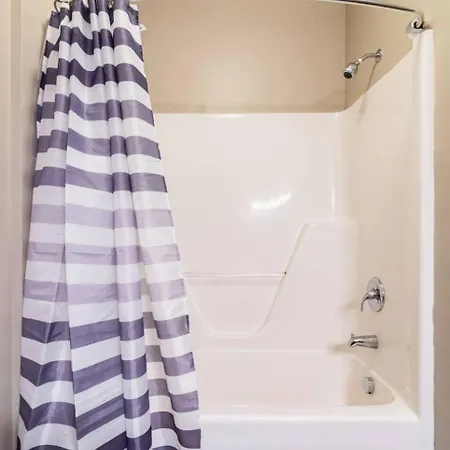 Apartment Uptown And Adventures With Pool, Bars & Shops *