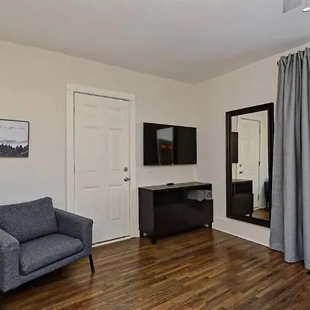 Charming 1br Townhome Mins To Downtown Charlotte