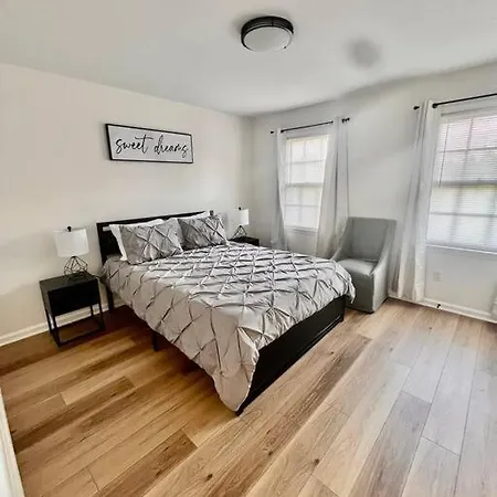 Modern Oasis Close To South End Apartment