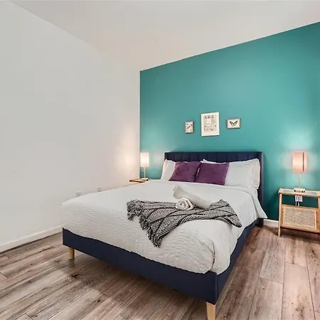 3br Luxury Near Uptown King Bed Workspace