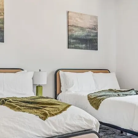 Modern 4br Retreat In Uptown! *