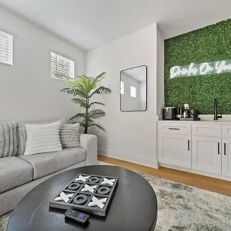 Modern 4br Retreat In Uptown! Holiday home