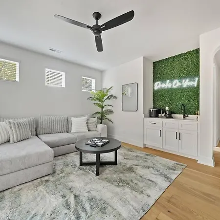 Holiday home Modern 4br Retreat In Uptown! *