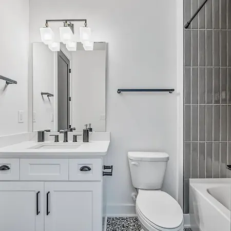 Modern 4br Retreat In Uptown! Holiday home *