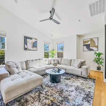 Modern 4br Retreat In Uptown! Holiday home *