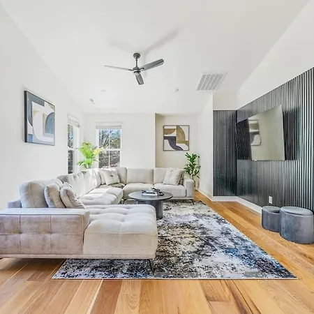 Holiday home Modern 4br Retreat In Uptown! *