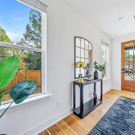 Modern 4br Retreat In Uptown! Holiday home Charlotte