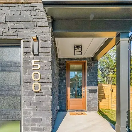 Modern 4br Retreat In Uptown!