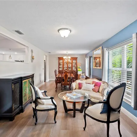 2 Bed Sleeps 4 With Free Parking *