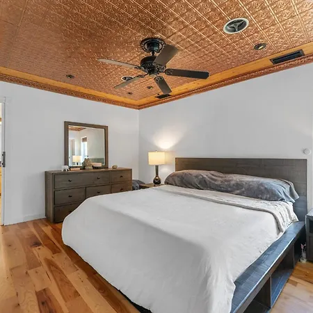 2 Bed Sleeps 4 With Free Parking * Charlotte