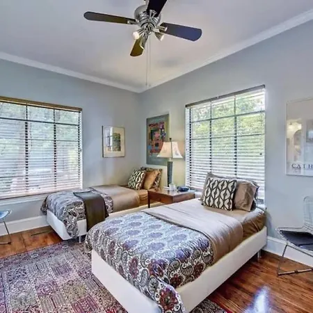 Elegant 2br With Covered Patio Holiday home *