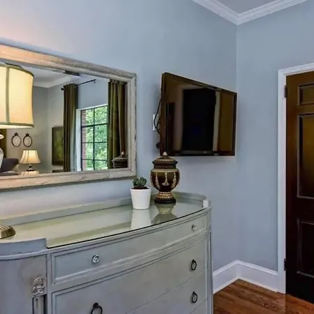 Elegant 2br With Covered Patio *