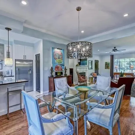 Elegant 2br With Covered Patio Holiday home
