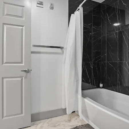 Cozy Urban Getaway - Free Parking, Gym, Stadium *