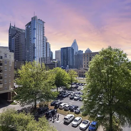 Cozy Urban Getaway - Free Parking, Gym, Stadium * Charlotte