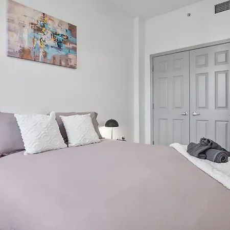 Cozy Urban Getaway - Free Parking, Gym, Stadium Apartment
