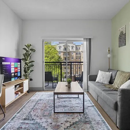 Cozy Urban Getaway - Free Parking, Gym, Stadium Apartment