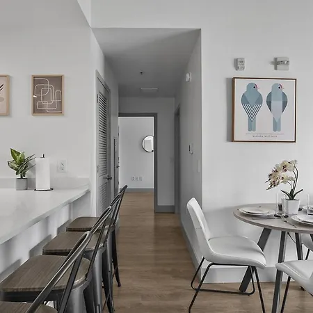 Cozy Urban Getaway - Free Parking, Gym, Stadium *